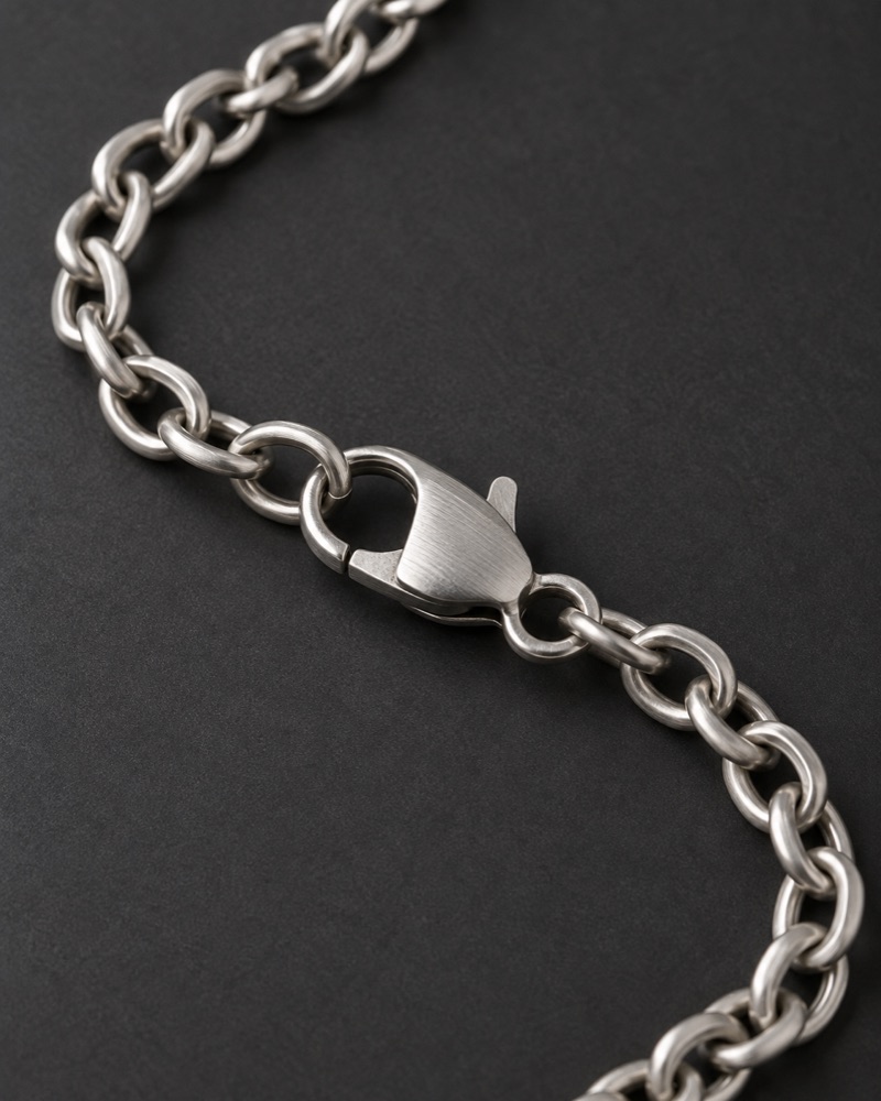 Chain clasp detail check teaching illustration, not a product listing or QC record